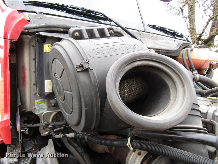 image for item DD4430 2005 Freightliner Columbia semi truck