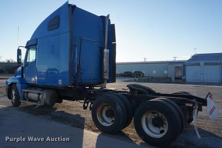 image for item DF1731 2001 Freightliner Century Class ST semi truck