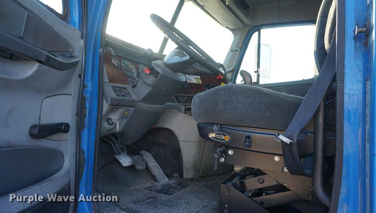 image for item DF1731 2001 Freightliner Century Class ST semi truck