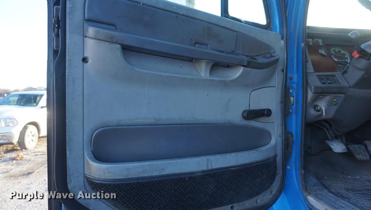 image for item DF1731 2001 Freightliner Century Class ST semi truck