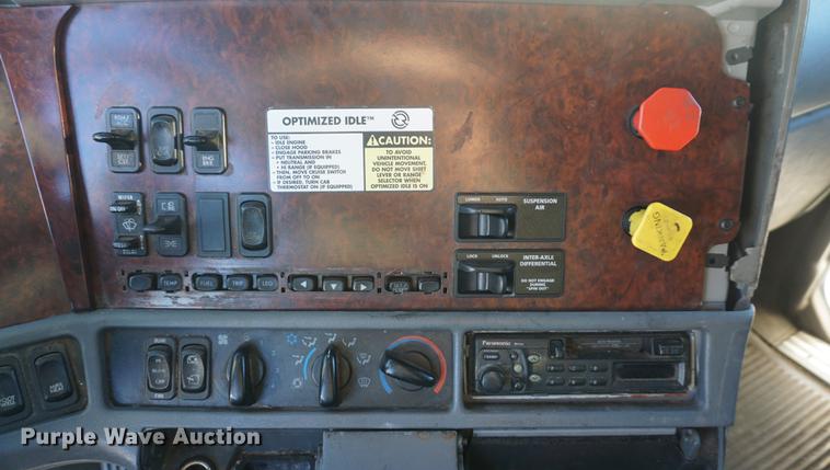 image for item DF1731 2001 Freightliner Century Class ST semi truck