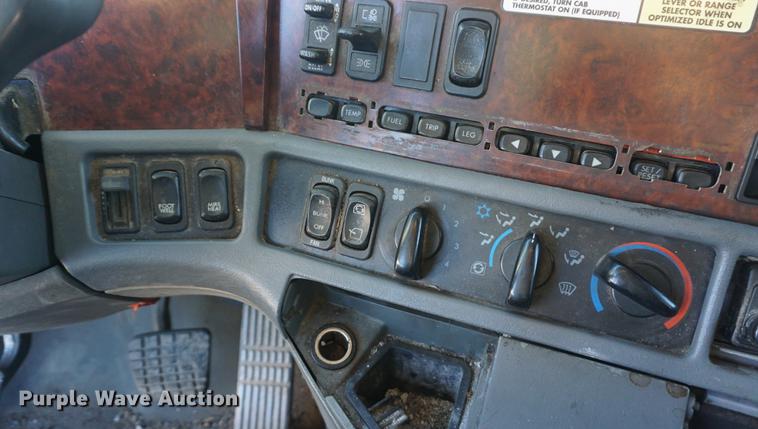 image for item DF1731 2001 Freightliner Century Class ST semi truck