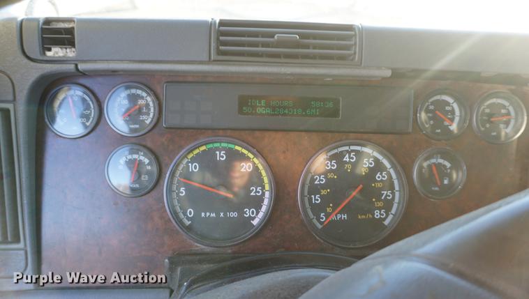 image for item DF1731 2001 Freightliner Century Class ST semi truck