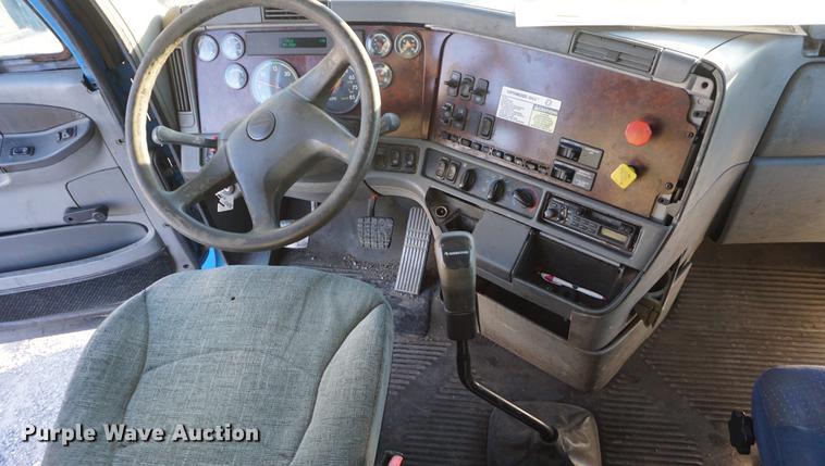 image for item DF1731 2001 Freightliner Century Class ST semi truck