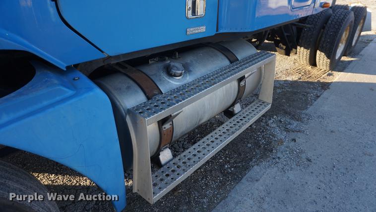 image for item DF1731 2001 Freightliner Century Class ST semi truck