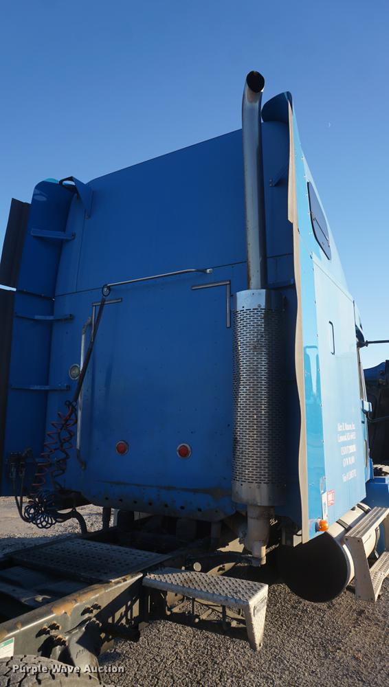 image for item DF1731 2001 Freightliner Century Class ST semi truck