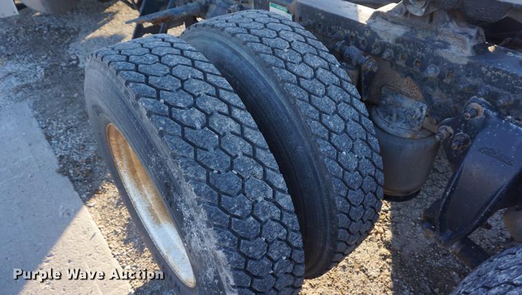 image for item DF1731 2001 Freightliner Century Class ST semi truck