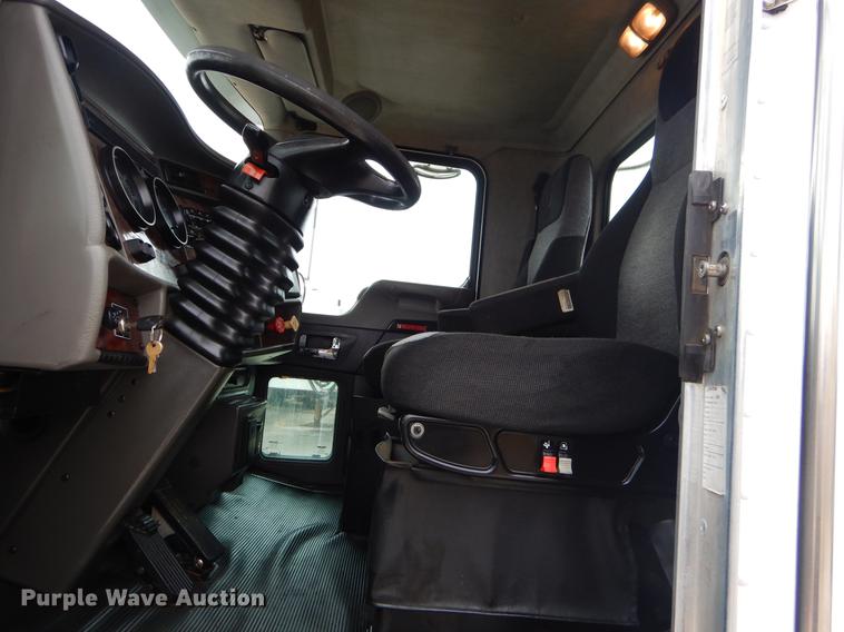 image for item ER9297 2009 Kenworth T370 semi truck