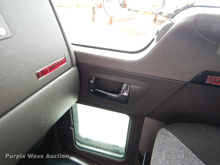 image for item ER9297 2009 Kenworth T370 semi truck