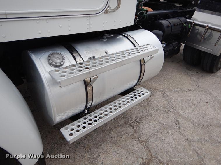 image for item ER9297 2009 Kenworth T370 semi truck