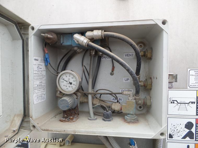 image for item EW9839 2007 Wilson PSDCL-402 livestock trailer