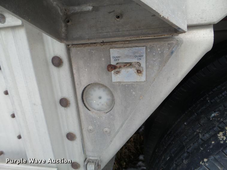 image for item EW9839 2007 Wilson PSDCL-402 livestock trailer