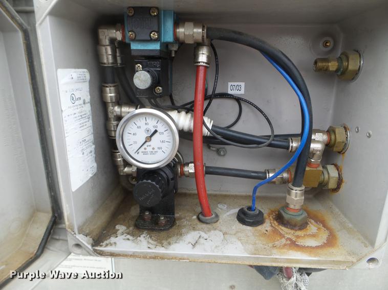 image for item EW9840 2004 Wilson PSDCL-402 livestock trailer