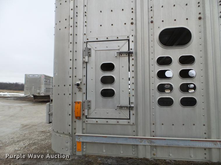 image for item EW9840 2004 Wilson PSDCL-402 livestock trailer