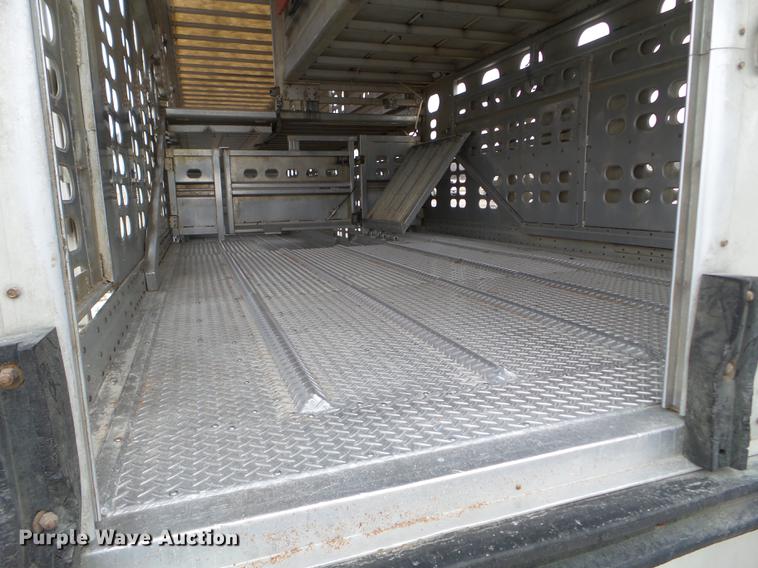 image for item EW9840 2004 Wilson PSDCL-402 livestock trailer