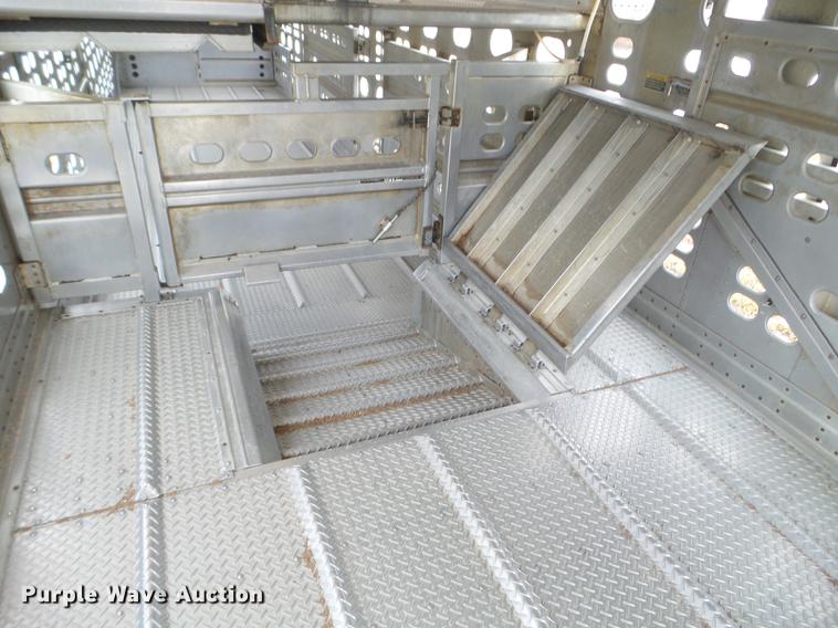 image for item EW9840 2004 Wilson PSDCL-402 livestock trailer