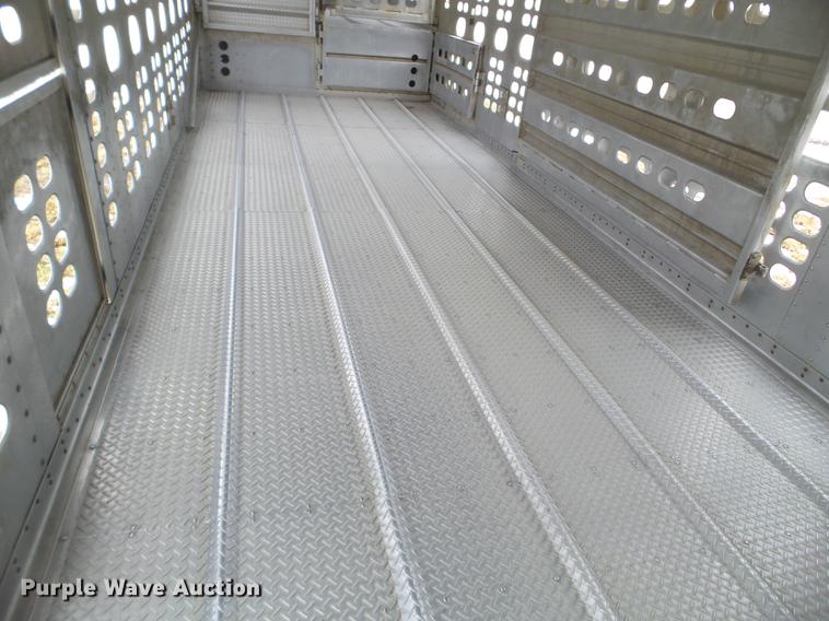 image for item EW9840 2004 Wilson PSDCL-402 livestock trailer