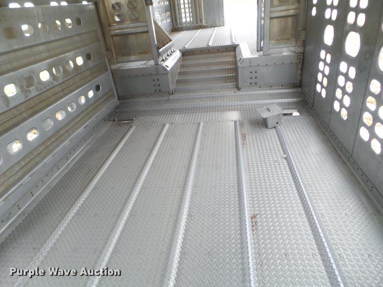 image for item EW9840 2004 Wilson PSDCL-402 livestock trailer