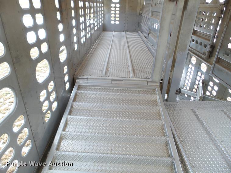 image for item EW9840 2004 Wilson PSDCL-402 livestock trailer