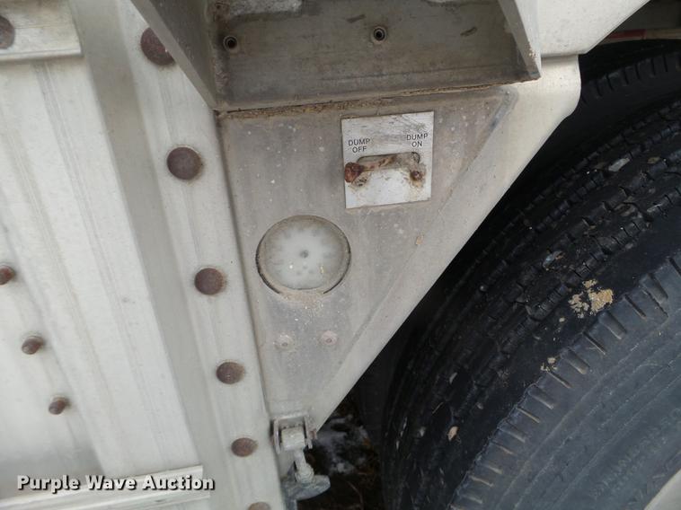 image for item EW9840 2004 Wilson PSDCL-402 livestock trailer