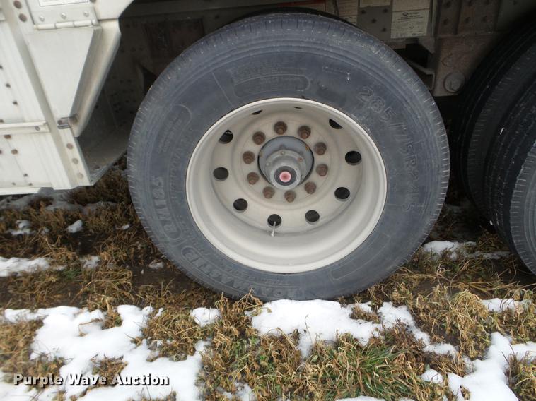 image for item EW9840 2004 Wilson PSDCL-402 livestock trailer