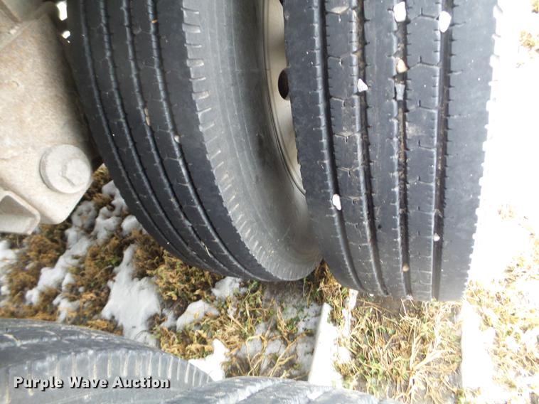image for item EW9840 2004 Wilson PSDCL-402 livestock trailer