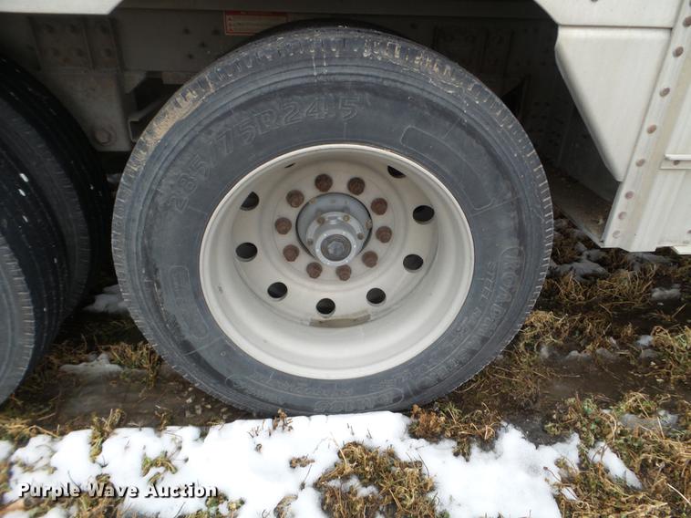 image for item EW9840 2004 Wilson PSDCL-402 livestock trailer