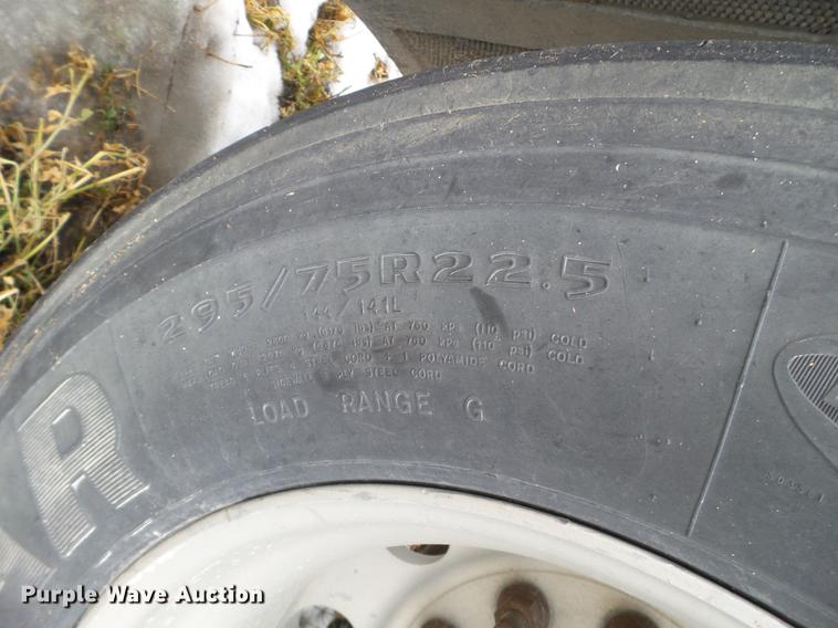 image for item EW9840 2004 Wilson PSDCL-402 livestock trailer