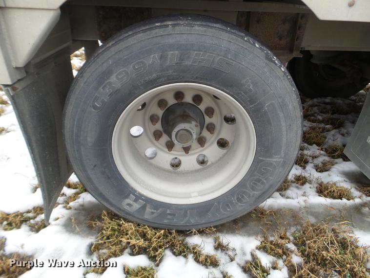 image for item EW9840 2004 Wilson PSDCL-402 livestock trailer