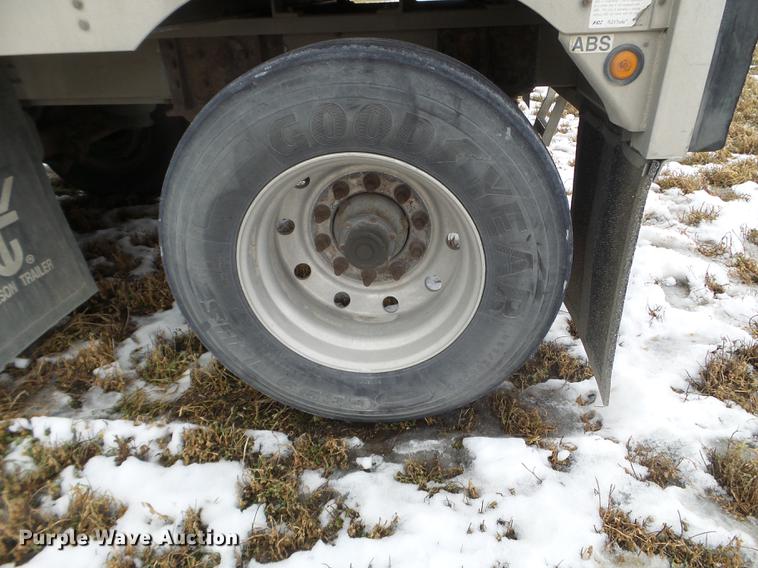 image for item EW9840 2004 Wilson PSDCL-402 livestock trailer