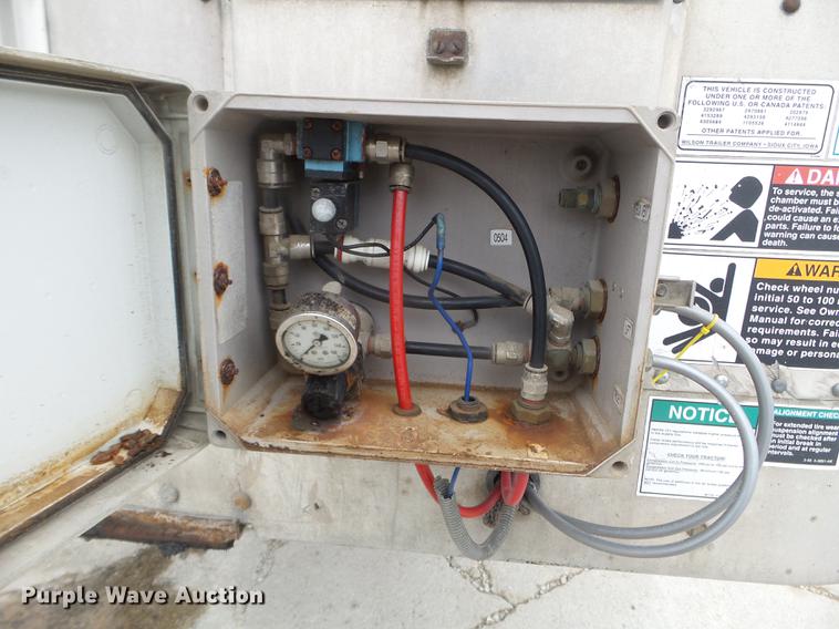 image for item EW9843 2005 Wilson PSDCL-402 livestock trailer