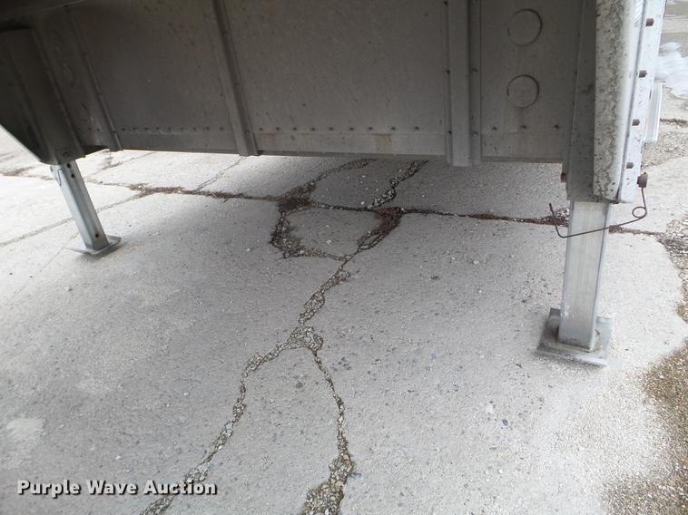 image for item EW9843 2005 Wilson PSDCL-402 livestock trailer