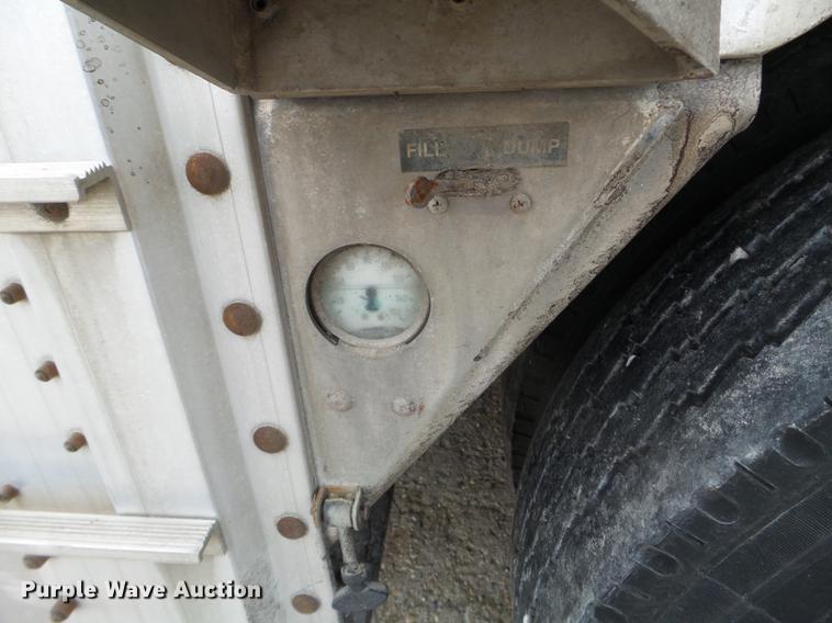 image for item EW9843 2005 Wilson PSDCL-402 livestock trailer