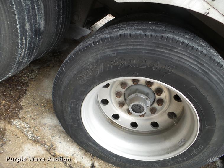 image for item EW9843 2005 Wilson PSDCL-402 livestock trailer