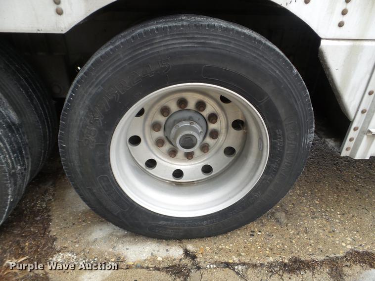 image for item EW9843 2005 Wilson PSDCL-402 livestock trailer