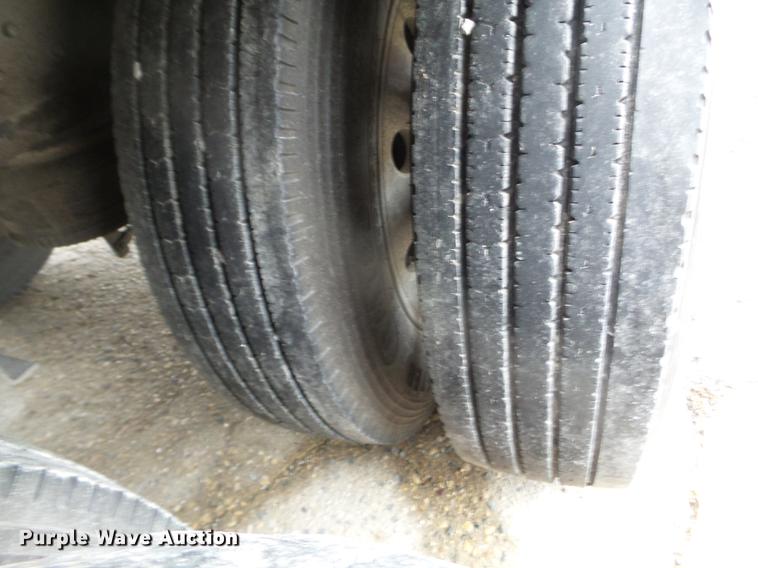 image for item EW9843 2005 Wilson PSDCL-402 livestock trailer