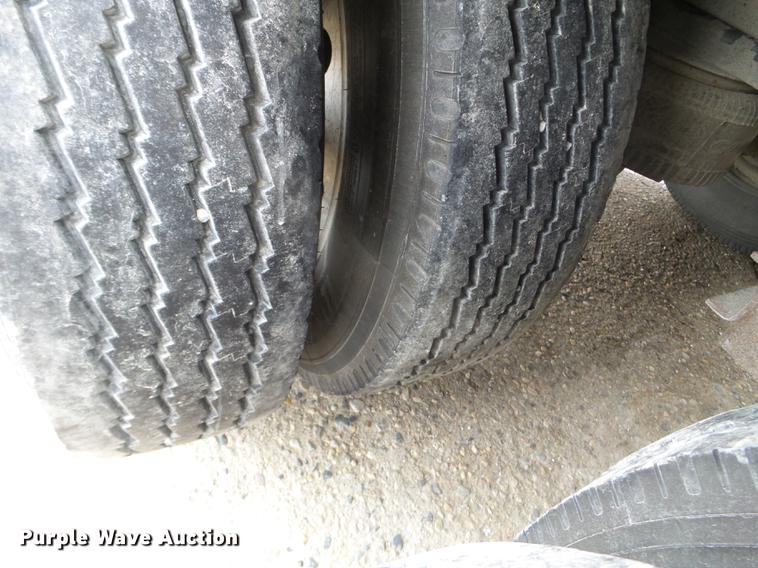 image for item EW9843 2005 Wilson PSDCL-402 livestock trailer