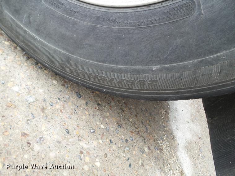 image for item EW9843 2005 Wilson PSDCL-402 livestock trailer