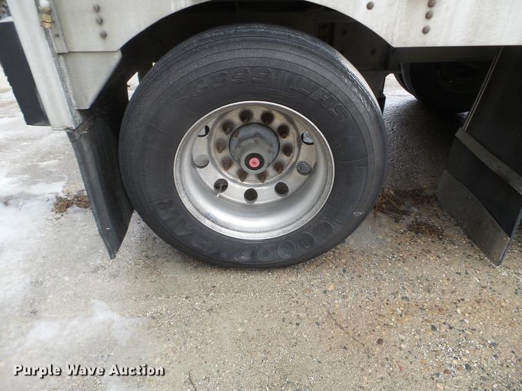 image for item EW9843 2005 Wilson PSDCL-402 livestock trailer