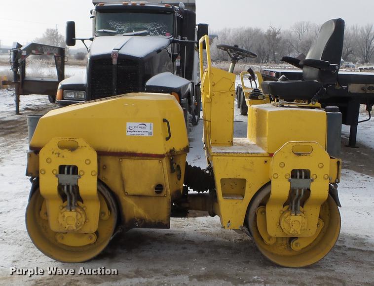 image for item DD0721 Hypac 07476B double drum vibratory roller