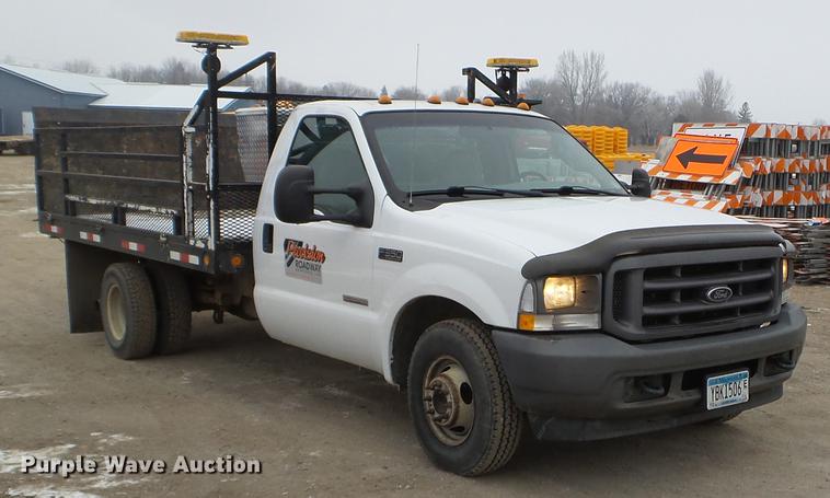 image for item DD0729 2004 Ford F350 Super Duty flatbed pickup truck