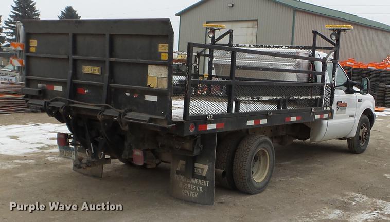 image for item DD0729 2004 Ford F350 Super Duty flatbed pickup truck