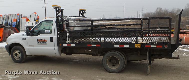 image for item DD0729 2004 Ford F350 Super Duty flatbed pickup truck