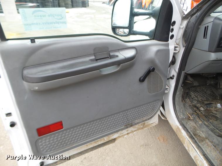 image for item DD0729 2004 Ford F350 Super Duty flatbed pickup truck