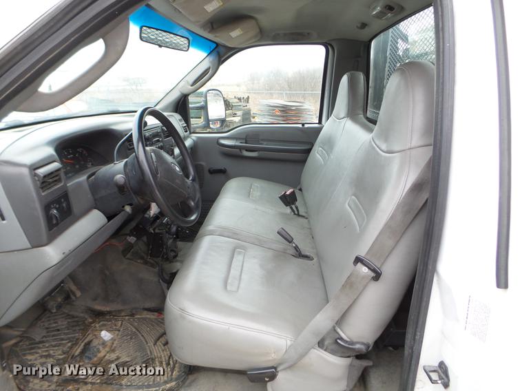 image for item DD0729 2004 Ford F350 Super Duty flatbed pickup truck