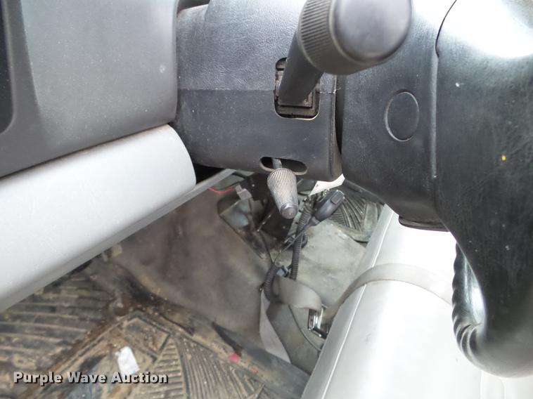 image for item DD0729 2004 Ford F350 Super Duty flatbed pickup truck