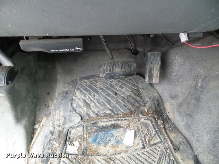 image for item DD0729 2004 Ford F350 Super Duty flatbed pickup truck