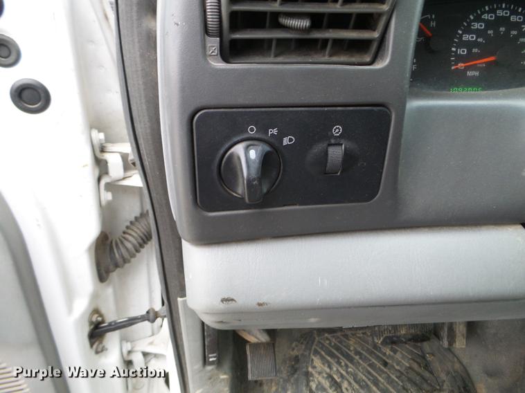 image for item DD0729 2004 Ford F350 Super Duty flatbed pickup truck