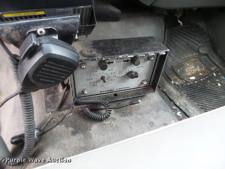 image for item DD0729 2004 Ford F350 Super Duty flatbed pickup truck