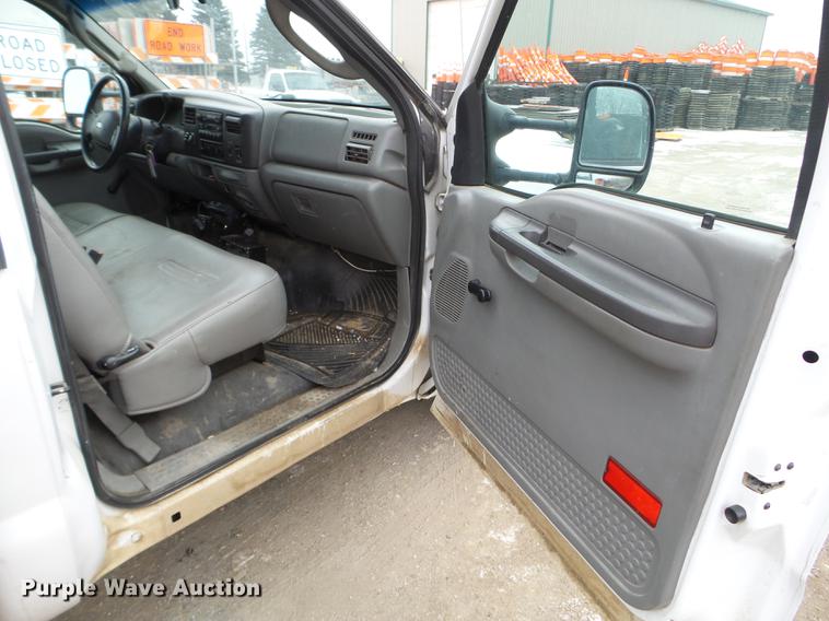 image for item DD0729 2004 Ford F350 Super Duty flatbed pickup truck